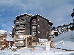 ein großes Apartmenthaus im Schnee mit Schnee in der Unterkunft Charmant appart au 2e étage, 5 pers, balcon, WiFi, casier à skis, Les Saisies - FR-1-293-287 in Hauteluce