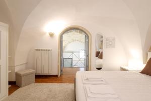 Postel nebo postele na pokoji v ubytování GoodStay La Suite 10