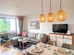 Televisyen dan/atau pusat hiburan di Ferienwohnung AllgäuGlück im Ferienpark Oberallgäu mit Hallenbad, Sauna, WLAN