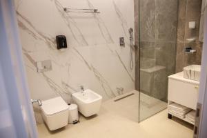 Koupelna v ubytování Sky Hotel Korce