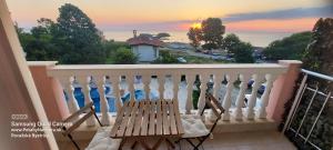 a balcony with a bench and a view of the ocean at SEA WOLF Apartman Луксозен апартамент с панорамна гледка към морето климатик с нова напълно оборудвана кухня отделна баня с тоалетна гледка към басейна на 30 м от плажа Паркинг към хотела Навсякъде близо in Lozenets