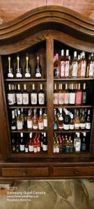 un armario lleno de muchas botellas de alcohol en SEA WOLF Apartman Луксозен апартамент с панорамна гледка към морето климатик с нова напълно оборудвана кухня отделна баня с тоалетна гледка към басейна на 30 м от плажа Паркинг към хотела Навсякъде близо, en Lozenets