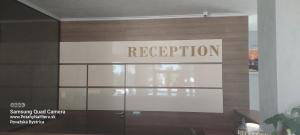 un cartel que dice recepción en un edificio en SEA WOLF Apartman Луксозен апартамент с панорамна гледка към морето климатик с нова напълно оборудвана кухня отделна баня с тоалетна гледка към басейна на 30 м от плажа Паркинг към хотела Навсякъде близо, en Lozenets 56 fotos más