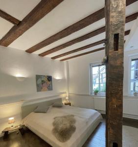 เตียงในห้องที่ Kleines Altstadt-Gästehaus mit Garten und Herz +29 ภาพ
