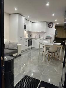 Η κουζίνα ή μικρή κουζίνα στο Appartement tout équipé au cœur du village