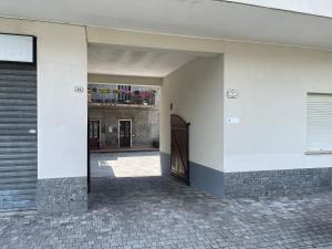 an empty hallway with a door in a building at Appartamento 4 del Vecchio Convento in Orino