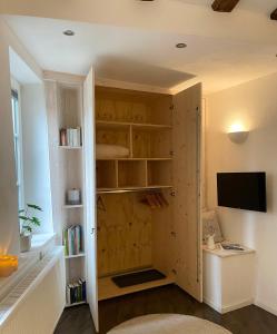 โทรทัศน์และ/หรือระบบความบันเทิงของ Kleines Altstadt-Gästehaus mit Garten und Herz