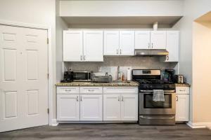 Η κουζίνα ή μικρή κουζίνα στο Modern West Hoboken 1- Bed 15 Minute Commute To NYC