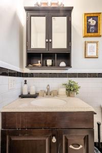 Η κουζίνα ή μικρή κουζίνα στο Modern West Hoboken 1- Bed 15 Minute Commute To NYC