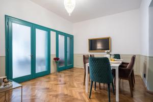 ブカレストにあるHIGHLINE DOWNTOWN Residences 6 Persons Family Apartmentのテーブルと椅子のあるダイニングルーム +96枚の写真
