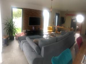 Μια τηλεόραση ή/και κέντρο ψυχαγωγίας στο Maison piscine proche Bordeaux