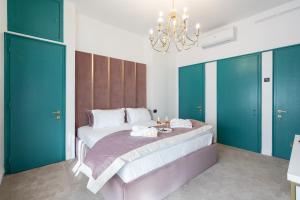 ブカレストにあるHIGHLINE DOWNTOWN Residences 6 Persons Family Apartmentの青と緑のキャビネットが付いた大きなベッドのある寝室