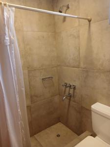 Un baño con ducha y WC. en Casa en la Quebradita, en Tafí del Valle 20 fotos más