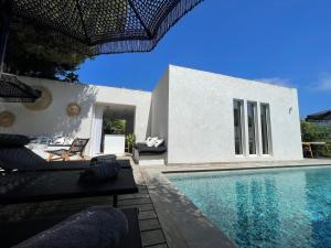 una villa con piscina e una casa di K-Sea Villa Boutique De Luxe à Cassis a Cassis