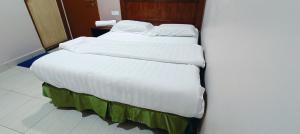 Postel nebo postele na pokoji v ubytování Kampar Times Inn Hotel