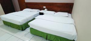 Postel nebo postele na pokoji v ubytování Kampar Times Inn Hotel