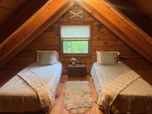 Postel nebo postele na pokoji v ubytování Log Cabin with Mountain View and Privacy