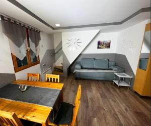 un soggiorno con un divano e un tavolo di Apartma Tjaša-Terme Čatež a Čatež ob Savi