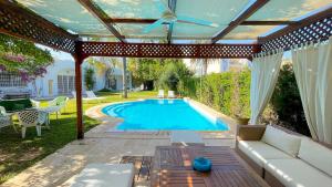 Gallery image of Residence Jannet: Oasis pour 16 en bord de mer in Hammamet Nord +22 photos