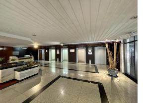 a large room with a lobby with a large ceiling at Hermoso departamento monoambiente en edificio MARAL 33 in Mar del Plata
