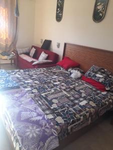 ein Schlafzimmer mit einem Bett mit einer Steppdecke darauf in der Unterkunft اكوا فيو - الساحل الشمالي in El-Alamein