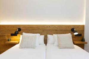 2 camas con almohadas blancas juntas en El Roble by BeValle, en El Pueyo de Jaca
