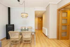 Una cocina y un comedor con mesa y sillas. en El Roble by BeValle, en El Pueyo de Jaca