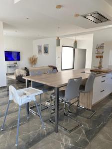 Η κουζίνα ή μικρή κουζίνα στο Villa piscine