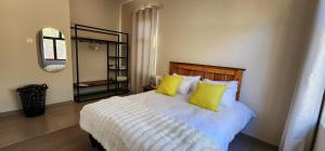 Postel nebo postele na pokoji v ubytování Fully Furnished Apartments in Manyama, Lumwana Mine