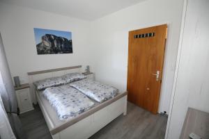 Postel nebo postele na pokoji v ubytování Ferienwohnung Sölkner