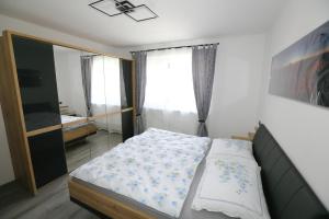 Postel nebo postele na pokoji v ubytování Ferienwohnung Sölkner