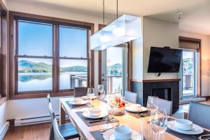 Μια τηλεόραση ή/και κέντρο ψυχαγωγίας στο Lakefront, Mountain View - 3 Bedrooms Resort Suite