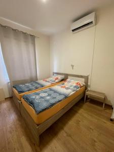 スコピエにあるR&K Hostelの部屋にベッドがある寝室