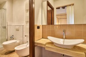 A bathroom at Borgo San Giusto