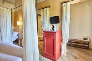 A television and/or entertainment centre at Borgo San Giusto