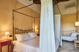 A bed or beds in a room at Borgo San Giusto