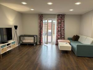 TV a/nebo společenská místnost v ubytování Pärnu Lubja Apartments + 37 fotografií