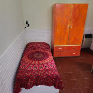 Postel nebo postele na pokoji v ubytování Casa una habitacion con tres camas,patio, totalmente equipada