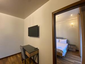 TV a/nebo společenská místnost v ubytování Hotel Leonardo