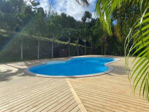 una piccola piscina blu su una terrazza di legno di 180 Degree Stunning Ocean Views in Entirely Equipped Villa! a Papetoai