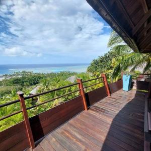 balcone in legno con vista sull'oceano di 180 Degree Stunning Ocean Views in Entirely Equipped Villa! a Papetoai Altre 30 foto
