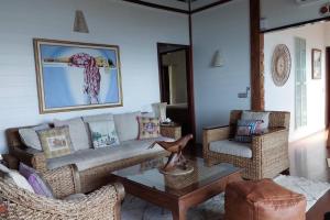 Area soggiorno di 180 Degree Stunning Ocean Views in Entirely Equipped Villa!