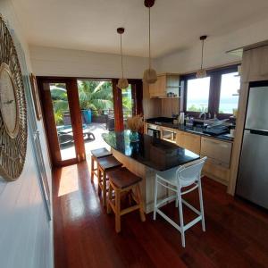 una cucina con isola al centro di una stanza di 180 Degree Stunning Ocean Views in Entirely Equipped Villa! a Papetoai
