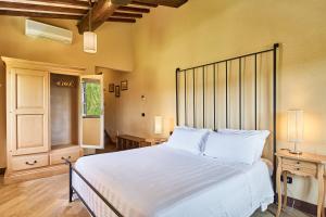 A bed or beds in a room at Borgo San Giusto