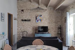 TV a/nebo společenská místnost v ubytování Maison de charme rénovée proche océan Domino