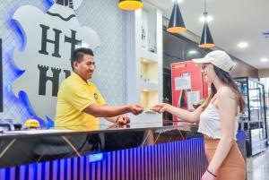 a man handing a woman a plate of food at Hotel el Marqués in Santo Domingo de los Colorados +41 photos