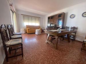 una sala de estar con una mesa, sillas y un sofá en Maripatri Solo Familias Serviplaya!!!, en Casas Las Basas