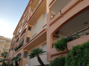 Un edificio con plantas a los lados. en Maripatri Solo Familias Serviplaya!!!, en Casas Las Basas