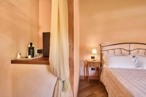 A bed or beds in a room at Borgo San Giusto