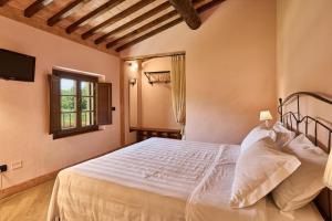 A bed or beds in a room at Borgo San Giusto